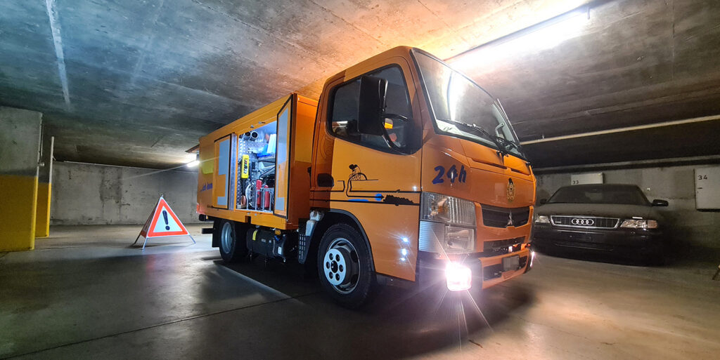 TuyauMax intervient directement dans votre parking souterrain grâce à ses véhicules spécialisés – nettoyage de canalisations et vidange de regards